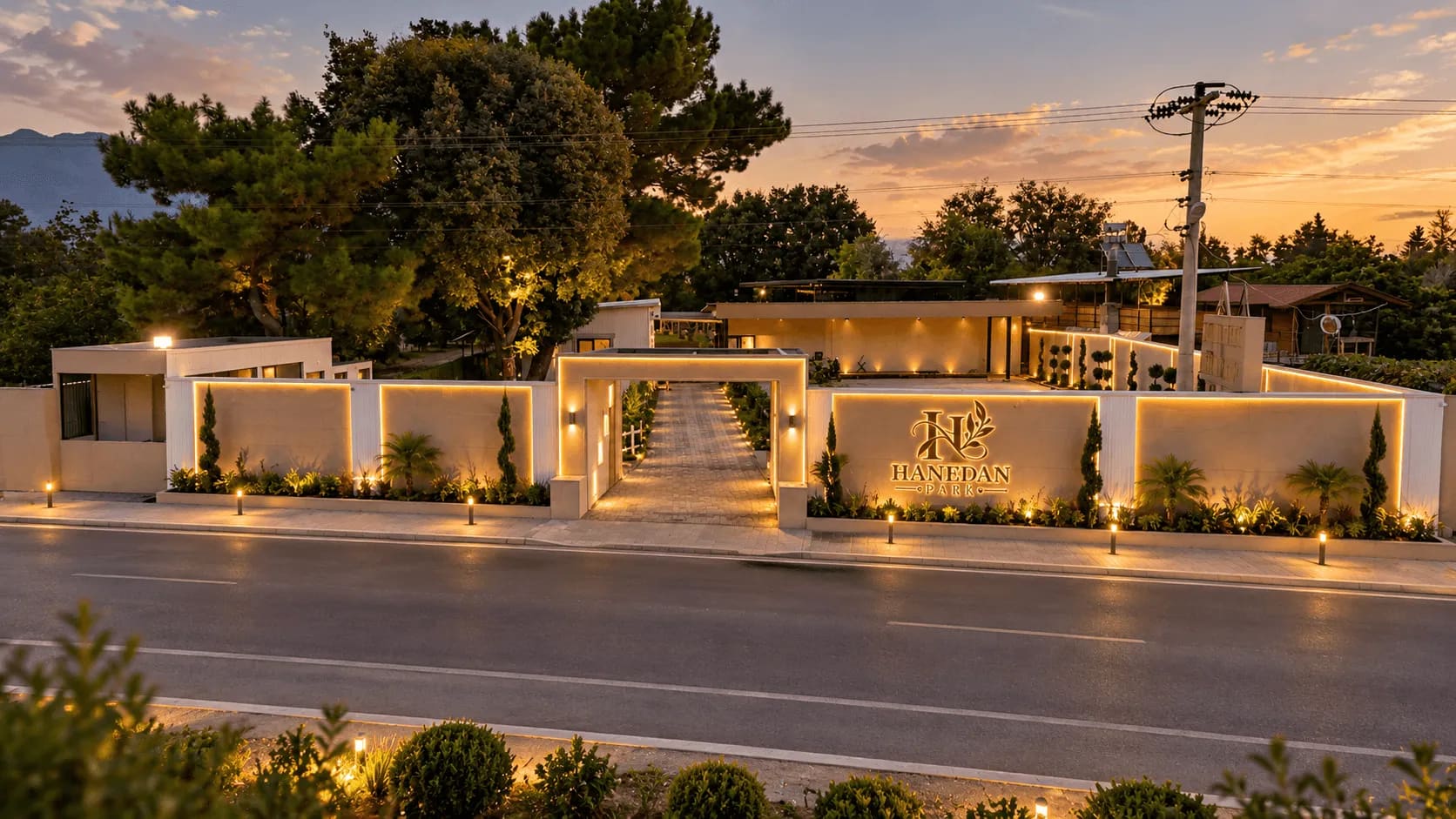 Hanedan Park'ın gün batımında aydınlatılmış dış cephesi ve giriş kapısı, Konyaaltı Antalya
